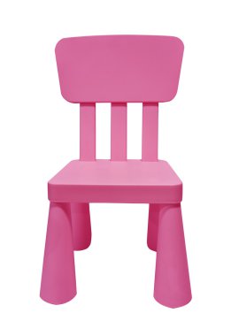 Pembe çocuk plastik sandalye üzerinde beyaz izole 