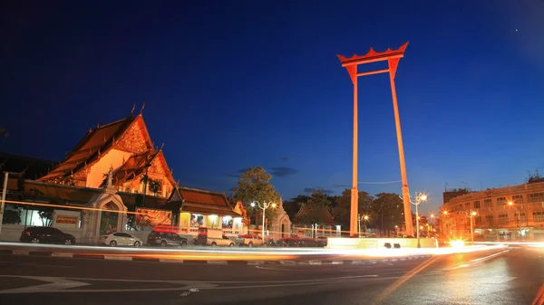 Olbrzymie Swing i świątyni Suthat o zmierzchu w Bangkok — Zdjęcie stockowe