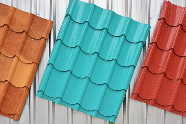 Kırmızı, mavi, kahverengi renk tarafından boyalı metal çatı — Stok fotoğraf