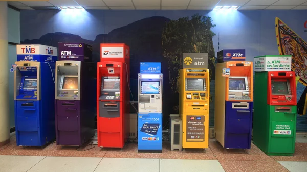 Distributeurs automatiques de billets à l'aéroport de Phuket — Photo