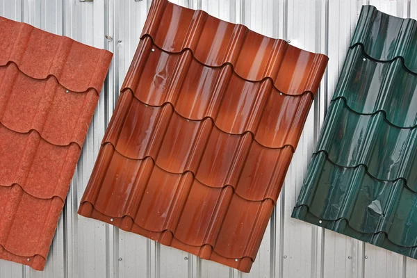 Металлическая крыша окрашена в красный, коричневый, зеленый цвет — стоковое фото