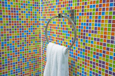 ceremic kiremit krom yüzüğe asılı el havlusu