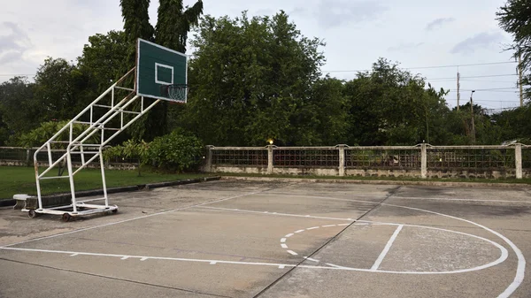 Alter öffentlicher Basketballplatz im Freien — Stockfoto