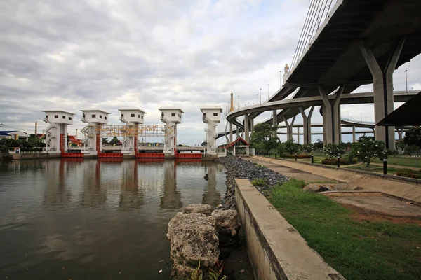 Ponte di Bhumibol e paratoia del fiume Chao Phraya a Bangkok — Foto Stock
