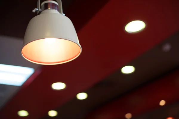 Závěsné světlo interiér v restauraci — Stock fotografie