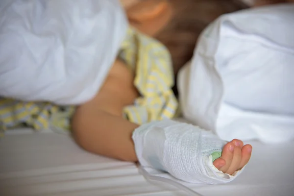 Enfermo mano de niño con IV — Foto de Stock