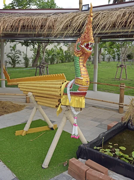 Cabeza Naga con cuerpo de bambú de madera —  Fotos de Stock