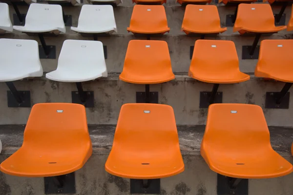 Oranžové a bílé sedačky na stadionu — Stock fotografie