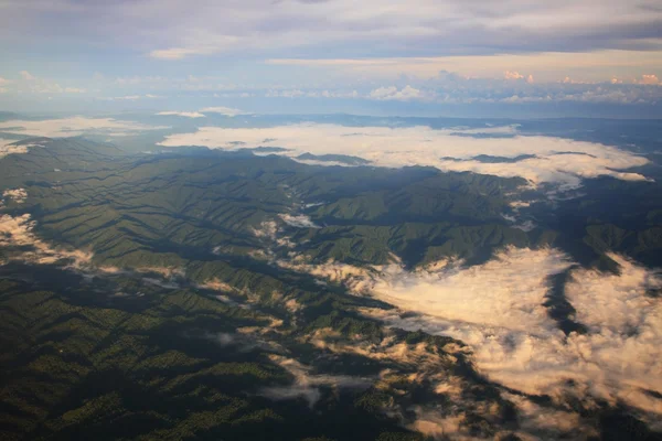 Weergave van groene berg en cloud — Stockfoto