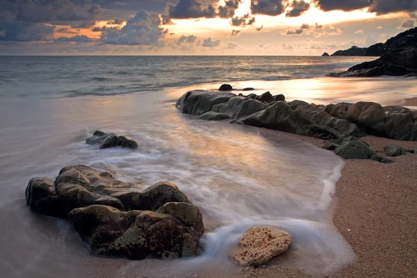 Pôr do sol tropical na praia de Kalim em Phuket — Fotografia de Stock