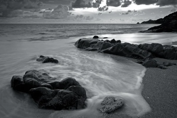 Чорно-білий морський пейзаж на острові Пхукет — стокове фото