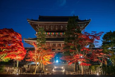 Kurodani Konkai Komyoji Tapınağı 'ndaki güzel sonbahar akçaağaç ışığı Japonya' nın Kyoto, alacakaranlıkta dağ sanmon kapısını aydınlatıyor. Sonbahar illüzyonu için turist gezisi için Kansai 'ye gidiyoruz..