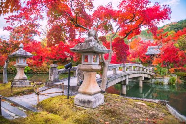 Hojo göletinden Eikan-do Zenrinji türbesine sonbahar akçaağaç yaprağı renkleriyle giden köprü, Kyoto, Japonya. Sonbaharda Kansai 'yi gezmek için ünlü bir tatil beldesi..