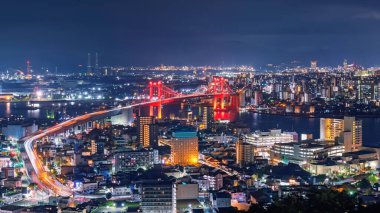 Gece Wakato kırmızı köprüsü ve modern bina aydınlandı, Kitakyushu, Japonya. Takatoyama Gözlem Güvertesi 'nden havadan şehir manzarası izlemek için seyahat hedefi.
