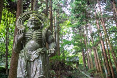 Japonya 'nın Kunisaki, Oita kentindeki Futagoji Tapınağı' nın girişindeki Taş Nio Muhafızları heykeli. Futagoji Ryoko-ji Manzan Tapınağı Mt. Kunisaki Yarımadasında Futago.