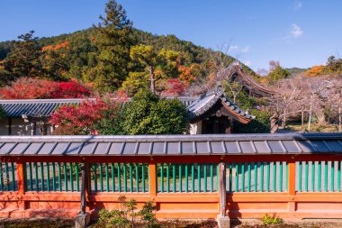 Sonbaharda Bishamondo Tapınağı duvarı mavi gökyüzüne karşı, Kyoto, Japonya. Aralık ayında Kansai 'de turistler için ünlü bir tatil beldesi..