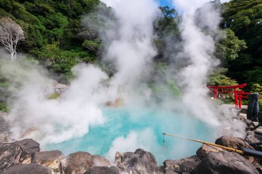 Umi Jigoku ya da Sea Hell kaplıcaları ahşap balık oltası ve torii kapısı ile mavi gökyüzüne karşı, Beppu, Oita, Japonya. Kyushu 'nun kaynayan kaynak suyunun ünlü yolculuk yeri..