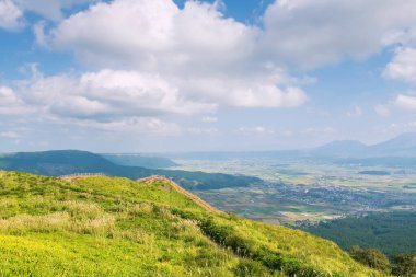 Nishiyunouraenchi Gözlemevi, uçurum kenarındaki tahta patika. Aso view, Kumamoto, Kyushu, Japonya. Aso volkanik kalderasının kuzey kenarı ve Aso Kuju Ulusal Parkı 'ndaki ünlü seyahat noktası.