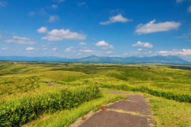 Daikanbo Gözlemevi 'nin yürüme yolu tepe ve mavi gökyüzünde yeşil otlarla kaplı, Aso Dağı, Kumamoto, Japonya. Kyushu 'yu gezmek için ünlü bir seyahat yeri..
