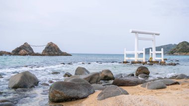 Büyük torii kapısı ve Sakurai Futamigaura Itoshima, Fukuoka Bölgesi, Japonya 'da birkaç taş. Itoshima 'da ünlü bir seyahat merkezi ya da turistik bir yerdir..
