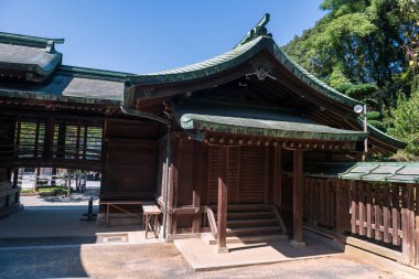 Miyajidake ahşap watari-roka koridoru, mavi gökyüzüne karşı, Fukutsu, Fukuoka, Japonya. Shimenawa 'nın en büyük kutsal iplerini görmek için ünlü seyahat yeri..