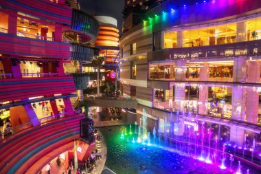 Japonlar Fountain 'ı müzikal su ve Gundam illüstrasyon gösterisi olarak görüyorlar. Canal City, Fukuoka, Japonya' daki Sun Plaza 'da ışık var.