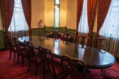 Tarihi müze binası Fukuoka, Japonya 'da antik ahşap masa ve kırmızı halı üzerinde sandalyeler..