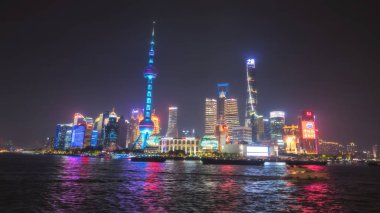 Pudong şehir merkezindeki Huangpu nehrinden Doğu İnci Kulesi ile Bund 'dan Şanghay' a yeni bir bakış açısı. Modern yeni dünyayı, Şangay 'ı, Çin' i görmek için ünlü bir seyahat merkezi.