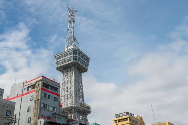 Güneşli bir günde mavi gökyüzüne karşı Asahi TV kulesi. Bu TV kulesi şehrin en ünlü simgelerinden biri haline gelir, Beppu, Japonya