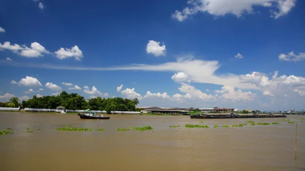 Bogserbåt båt drar Last pråm, Thailand — Stockfoto