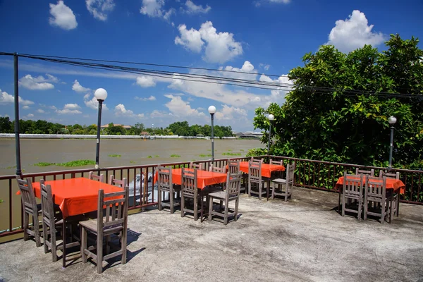 Riverside restaurant near Chao phraya river — Stock Photo, Image