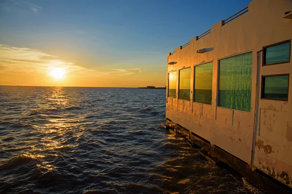 Pôr do sol sobre o mar contra a construção do miradouro — Fotografia de Stock