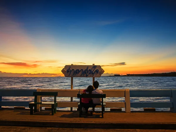 Romantische paar omarmen en te kijken naar zee-zonsondergang — Stockfoto