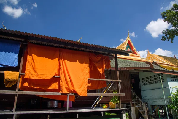 Orangefarbene Mönchsklamotten — Stockfoto