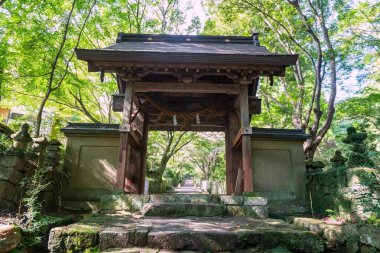 Futagoji Tapınağı 'na giriş kapısı, Kunisaki, Oita, Japonya. Futagoji Ryoko-ji Manzan Tapınağı Mt. Kunisaki Yarımadasında Futago.