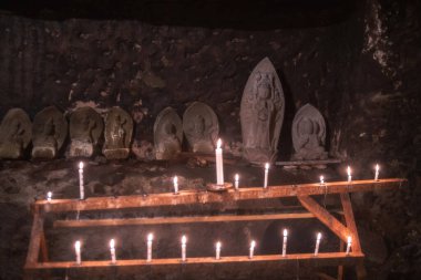 Futagoji Tapınağı 'ndaki Okunoin Ana Salonu' nun Buda heykelleri. Mumlar parlıyor, Kunisaki, Oita, Japonya. Ryoko-ji Manzan Dağı yamaçlarında yer alan tapınak. Kunisaki Yarımadasında Futago.