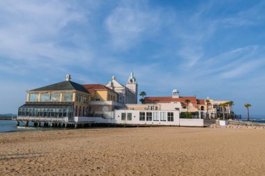 Marizon düğün salonu Momochi Sahil Parkı 'nda mavi gökyüzü, Fukuoka, Kyushu, Japonya' ya karşı. Fukuoka Kulesi 'nin ünlü seyahat noktası.