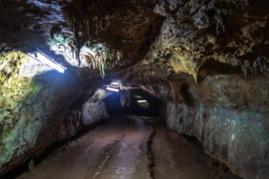 Tham lay veya le Khao Kob, Amphoe Huay Yod, Trang, Tayland 'daki dikit ve sarkıtı görmek için yürüyüş izleri. Görülmemiş Tayland 'ın en harika yeri.