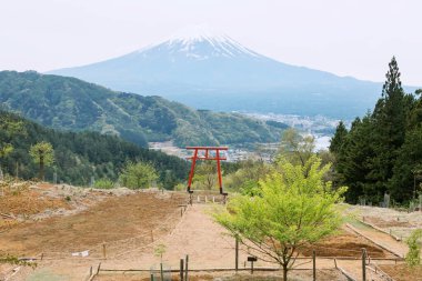 Fuji Dağı ile Kawaguchi Asama Tapınağı 'nın kırmızı torii kapısı. Üst manzara manzarası. Japonya, Yamanashi 'deki Kawaguchiko Gölü çevresinde ünlü bir seyahat merkezi..