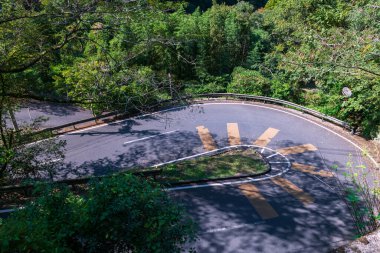 Takachiho Vadisi, Nishiusuki, Miyazaki, Kyushu, Japonya 'ya. Ünlü kent simgesine giden doğal yol..