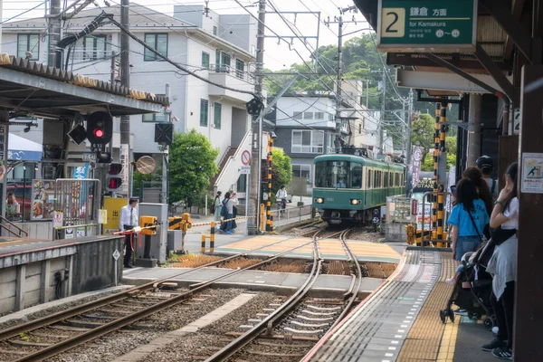 Enoden banliyö treni Hase İstasyonu 'na yaklaşıyor. Enoshima Elektrik Demiryolu ve Yeri Bu Aşk Bu İstasyon, Kamakura, Japonya 'da çevrilebilir mi?