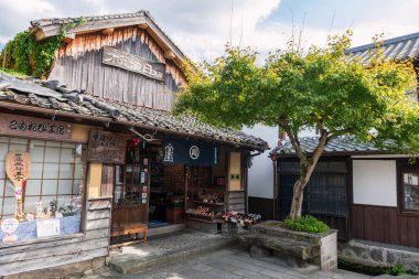 Hita kasabası, Oita, Japonya 'daki Mamedamachi caddesindeki hediyelik eşya dükkanında. Küçük Kyoto olarak bilinen Edo dönemi köyünde Geta sandaletleri ve el yapımı bebekler, Hita ve japan hediyeleri sunulur.