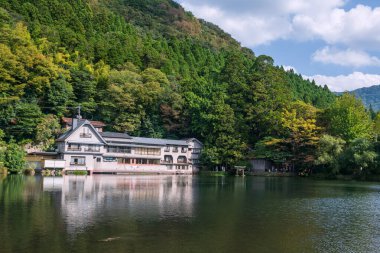 Kinrinko Toyonokuni Oteli ve sonbaharda Kinrin Gölü 'nün kapısı. Oita Kyushu, Yufuin, Japonya 'daki ünlü seyahat merkezi.