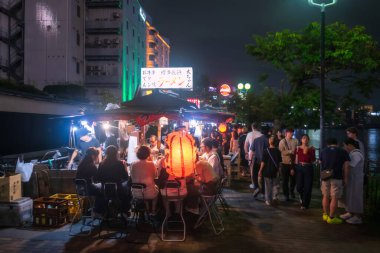 Turistler akşam yemeklerini Nakasu Adası 'ndaki ünlü yemek tezgahlarında ya da yatai' de yiyorlar.