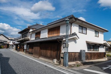 Japonya 'nın Oita kasabası Hita' daki Mamedamachi alışveriş caddesinde korunmuş. Küçük Kyoto olarak bilinen Edo dönemi köyü hediyelik eşya dükkanları, kafeler ve restoranlar sunar..