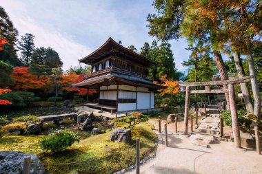 Ginkakuji Tapınağı 'nın gümüş Pavyonu' nun Torii kapısı. Renkli sonbahar yapraklı, Kyoto, Japonya. Sonbahar mevsiminde Kansai 'yi gezmek için ünlü bir gezi yeri..