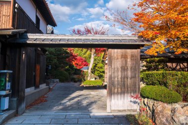Japon ryokan, güzel sonbahar akçaağaç yaprağı bahçesi, Arashiyama, Kyoto, Japonya.