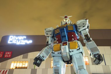 Alacakaranlık gökyüzü Gundam heykeli