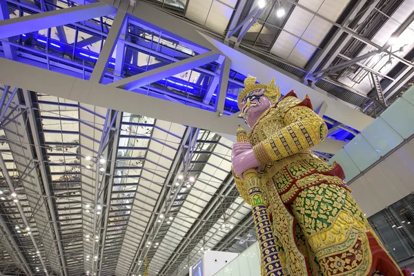 Estatua gigante en el aeropuerto de Suvarnabhumi — Foto de Stock