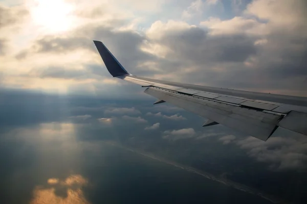 Ala di aereo contro luce di raggio — Foto Stock